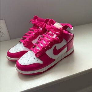 small dirt spot on tongue (shown in pic)